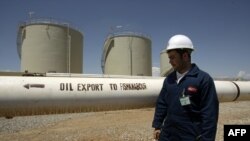 یک پالایشگاه نفت در نزدیکی زاخو، کردستان عراق