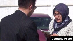 Роза Джумангельдиева, мать подсудимого Армана Джумангельдиева (справа), и правозащитник Вадим Курамшин. Кокшетау, 17 августа 2011 года.   