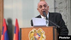 Ազատամարտիկ Սուրեն Սարգսյանը ելույթ է ունենում Երևանի Ազատության հրապարակում անցկացվող հանրահավաքում, արխիվ