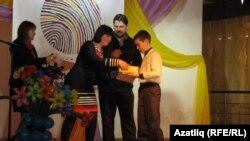 “Тел – халыкның рухы” дип аталган республикакүләм видеоязмалар бәйгесе финалына чыккан Нур Казимовны бүләкләү