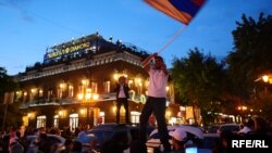 Արխիվ -- Քաղաքացիները տոնում են Փաշինյանի ընտրությունը վարչապետի պաշտոնում, 9-ը մայիսի, 2018թ․