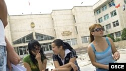 Кыргызстанда жогорку окуу жайларды аяктагандардын 70 пайызы жумуш таба алышпайт