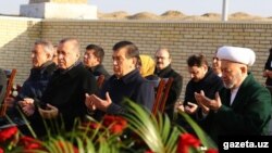 Президент Турции Реджеп Тайип Эрдоган и врио президента Узбекистана Шавкат Мирзияев у могилы первого президента республики Ислама Каримова. Самарканд, 18 ноября 2016 года.