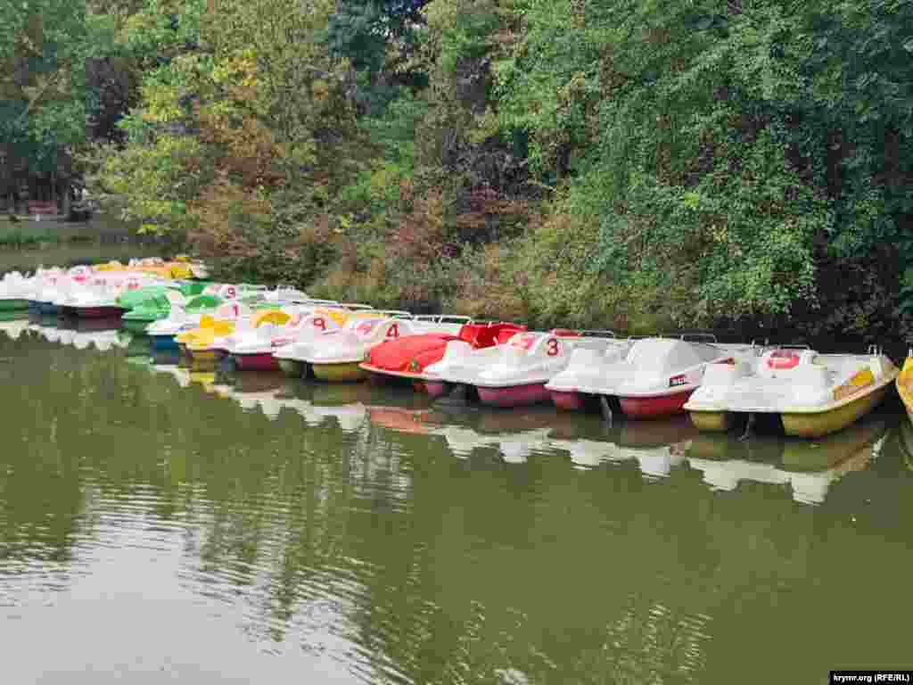 На небольшом пруду в Гагаринском парке целая флотилия катамаранов и лодок
