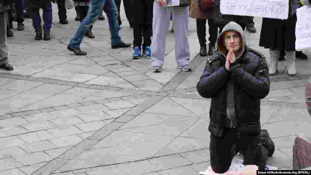 Учасник акції впав на коліна під час молебню за загиблими патріотами України