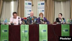 Միջազգային դիտորդները ներկայացնում են իրենց միջանկյալ զեկույցը, 6-ը մայիսի, 2013