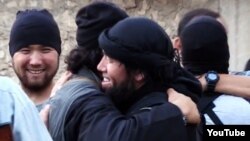 "Сирияға барған қазақстандық жиһадшылармыз" деген адамдар. (YouTube видеосынан алынған скриншот).  