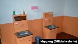 Правозахисники сумніваються, що мило і паперові рушники у виправному центрі присутні кожен день.