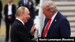 Доналд Трамп (рост) ва Владимир Путин (чап). Аляска, Амрико. 15-уми августи 2025