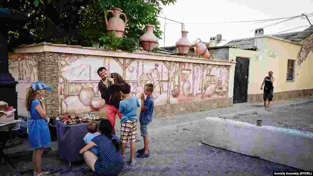 Bu yerde arada-sırada yarmalıqlar teşkil eteler
