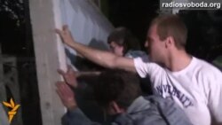 Кияни зносять бетонний паркан довкола будмайданчика