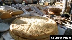 Согласно традициям, женщины готовят пироги, накрывают стол, а затем оставляют мужчин пировать до утра