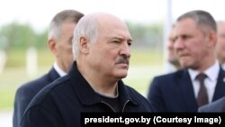 Лукашэнка наведвае Петрыкаўскі раён Гомельскай вобласьці. 24 траўня 2025 году