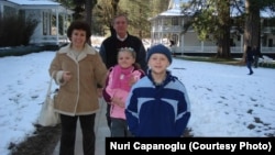 Нури әтисе, әнисе һәм сеңлесе белән