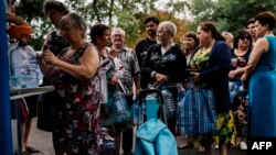 Донецки халкы урамда суга чират тора. 18 август 2014