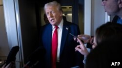 دونالد ترامپ در هواپیمای ریاست جمهوری، موسوم به ایرفورس وان، با خبرنگاران گفت‌وگو می‌کرد