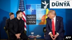 ABŞ-nyň prezidenti Donald Tramp (sagda) we Ukrainanyň prezidenti Wolodymyr Zelenski. Gaaga. 25-nji iýun, 2025 ý.