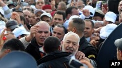 بازگشت راشد غـَنّوشی، (راست وسط) رهبر حزب اسلامگرای «بیداری» تونس پس از ۲۲ سال تبعید