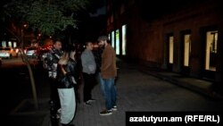 «Գոյ» թատրոնի աշխատակիցները Սունդուկյանի անվան թատրոնի շենքի դիմաց, 30-ը հոկտեմբերի, 2024թ.