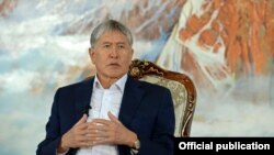 Президент Алмазбек Атамбаев 1-августта Чолпон-Ата шаарында журналисттер менен жолугушкан.  