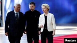 Владимир Зеленский (по центру) встретится с руководителями Европейского совета Антониу Коштой (слева) и Европейской комиссии Урсулой фон дер Ляйен (справа), а также с генеральным секретарем НАТО Марком Рютте (фото архивное)