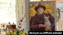 Портрет Дмитра Чижевського авторства Володимира Волохова. Художник подарував цей портрет Обласній універсальній науковій бібліотеці імені Д. Чижевського напередодні дня народження науковця. Місто Кропивницький.