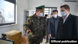 Артем Новиков жана Чек ара кызматынын башчысы Уларбек Шаршеев «Чалдыбар» көзөмөл-өткөрмө жайында.