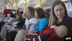 Бала емізіп отырған аналар. (Көрнекі сурет.)

breast feed