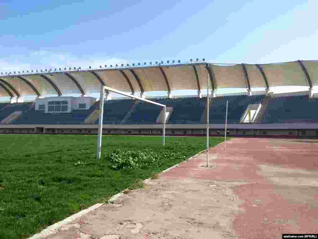 Futbol derwezelerinde tor ýok, Abadan, 25-nji fewral, 2015.