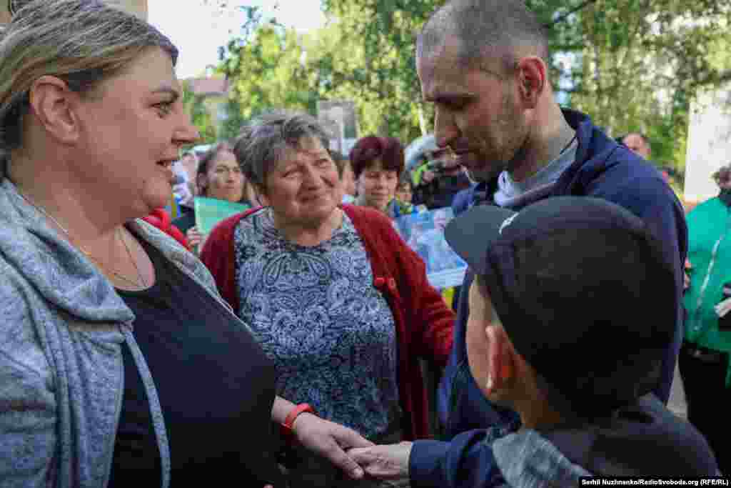 Український військовий Сергій, який провів у російському полоні більше трьох років, зустрівся зі своєю родиною
