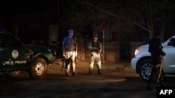 پلیس و نیروهای امنیتی با آغاز حمله، منطقه را محاصره کردند