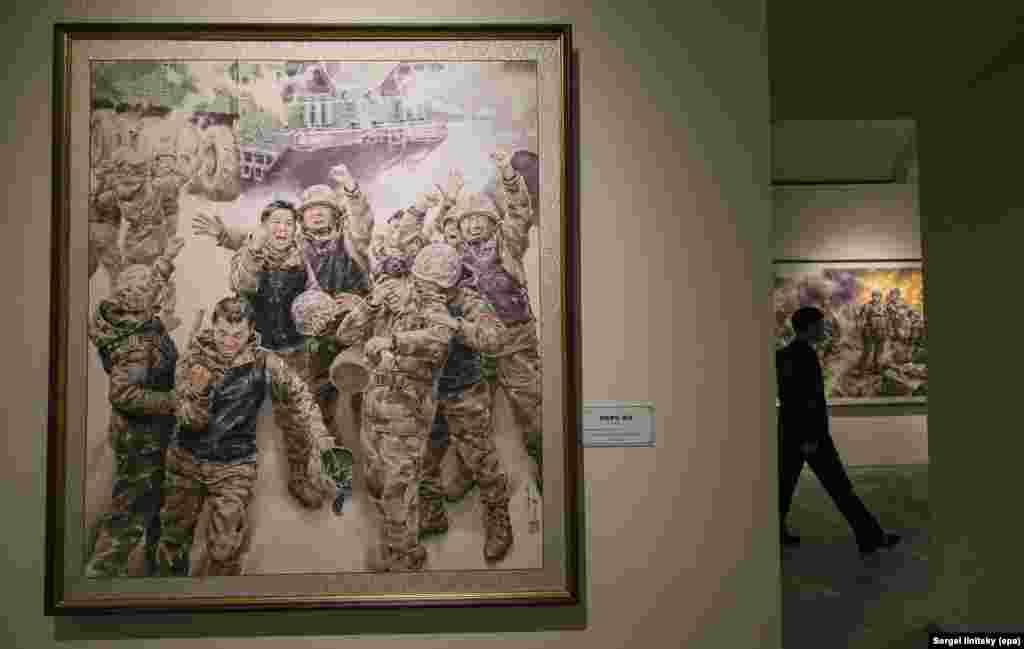 تابلوی نقاشی با عنوان «لذت از شانس بزرگ».هم مسکو و هم پیونگ یانگ در ابتدا گزارش‌های اطلاعاتی کره جنوبی را که در اکتبر ۲۰۲۴ منتشر شد و ادعا می‌کرد نیروهای کره شمالی در کنار روس‌ها می‌جنگند، تکذیب کردند. دمیتری پسکوف، سخنگوی کرملین، در آن زمان این گزارش‌ها را به عنوان «یک خبر جعلی دیگر» رد کرده بود.