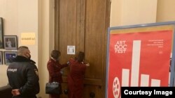 Сотрудники Роспотребнадзора опечатывают зал Дома кино. 3 апреля, Петербург