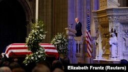 Дзейны прэзыдэнт Джо Байдэн выступае на разьвітаньні з 39-м прэзыдэнтам ЗША Джымі Картэрам