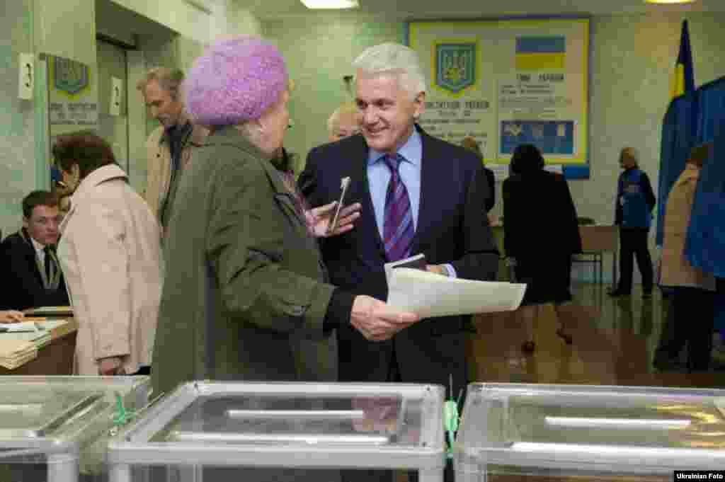 &laquo;Абсолютно, я не зможу претендувати (на спікерство), тому що я можу претендувати виключно на те, щоб висловлювати думку й настрій людей, які, я сподіваюся, мене оберуть в 65-ому виборчому окрузі&raquo;, &ndash;&nbsp; сказав Володимир Литвин на виборчій дільниці у Києві.