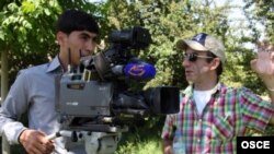 Türkmen telewideniýesiniň işgäri türgenleşik wagtynda, 7-nji iýun, 2010-njy ýyl. (Surata düşüren Swetlana Ostrouşenko / ÝHHG)