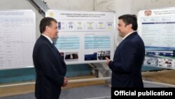 Президент Шавкат Мирзияев с предпринимателем Ойбеком Миралиевым. Фото взято с сайта jahon.uz.  