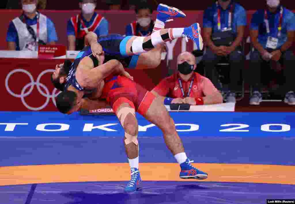 Акжол Махмудов 22 жашта. Уландар (кадеттер) арасында Азиянын эки жолку, дүйнөнүн бир жолку чемпиону (2016-ж). &nbsp; 