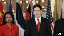 ديويد ميليبند، وزير امور خارجه بريتانيا به همراه کاندولیزا رایس، وزیر امور خارجه آمریکا.
(عکس از AFP)