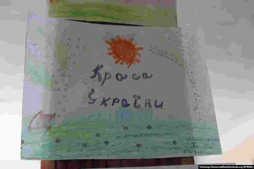 У зоні відпочинку колони прикрашені дитячими малюнками
