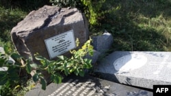 Зруйнований пам'ятник депортованим лемкам у селі Переможне Луганської області, 23 вересня 2015 року