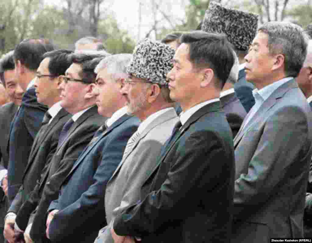 Саяси қуғын-сүргін құрбандарына арналған музейдің ашылу салтанатына келген ресми тұлғалар. Қарағанды облысы Долинка ауылы, 31 мамыр, 2011 жыл.  