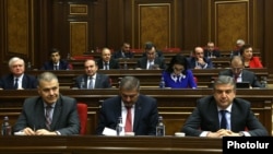Armenia - Prime Minister Karen Karapetian (R) and members of his cabinet attend a parliament session in Yerevan, 20Oct2016.