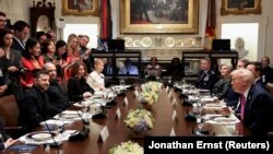 Президент США Дональд Трамп зустрівся з президентом України Володимиром Зеленським в залі засідань Кабінету міністрів Білого дому, 17 жовтня 2025 року.