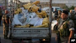 شماری از سلاح‌های جمع‌آوری شده از گروه‌های فلسطینی توسط ارتش لبنان در روز پنجشنبه