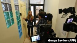 Українські журналісти чекають біля зачинених дверей київського офісу «РИА Новости», 15 травня 2018 року