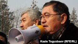 Главный редактор газеты "Жас Алаш" Рысбек Сарсенбай выступает на митинге. Алматы, 28 января 2012 года.  