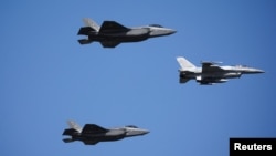 یک جنگنده اف ۱۶ در میان دو جنگنده اف ۳۵، در مانوری در لهستان