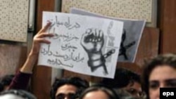 اين گروه دانشجویی، به ويژه بعد از روی کار آمدن دولت نهم، در نامه های سرگشاده، انتقادات صريحی از دولت محمود احمدی نژاد و سياست های او مطرح کرده است.