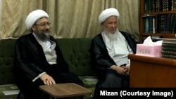 آیت‌الله محمد اسحاق فیاض (راست) در دیدار با صادق لاریجانی در شهر نجف عراق.